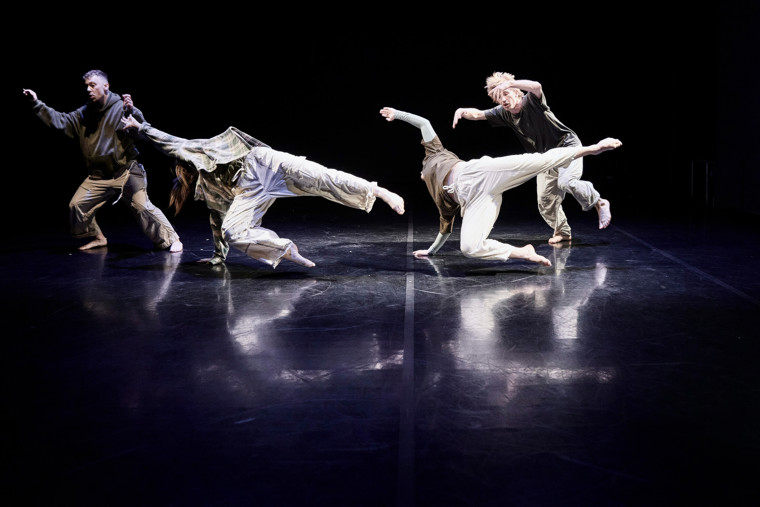 studenti na představení