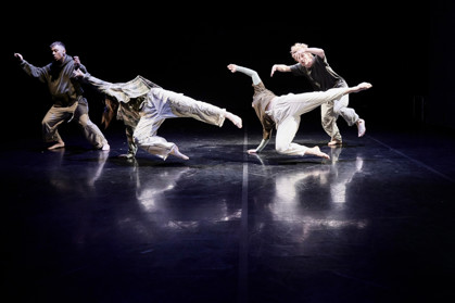 studenti na představení