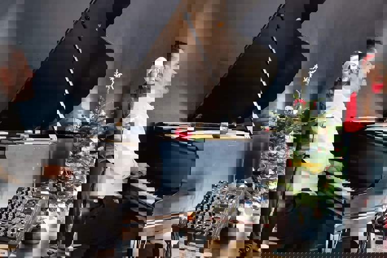 učitel, klavír a studenti