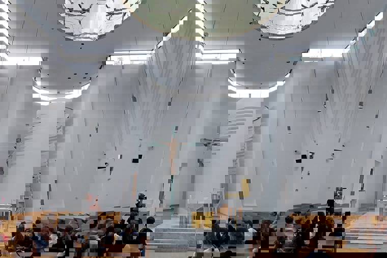 interiér kostela a studenti DC