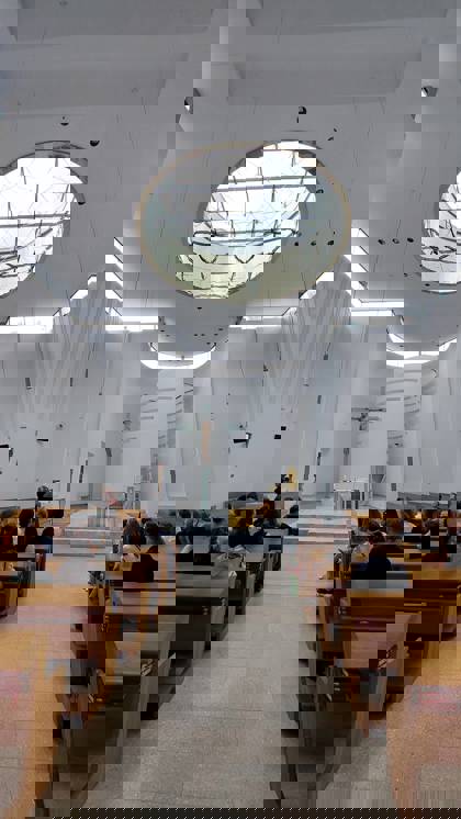 interiér kostela a studenti DC