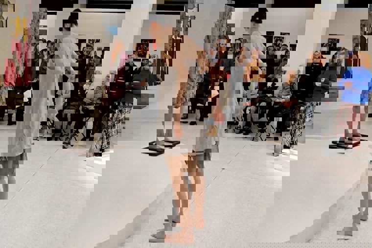 studenti tančí v Národní galerii