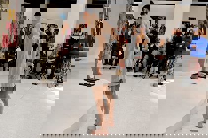 studenti tančí v Národní galerii