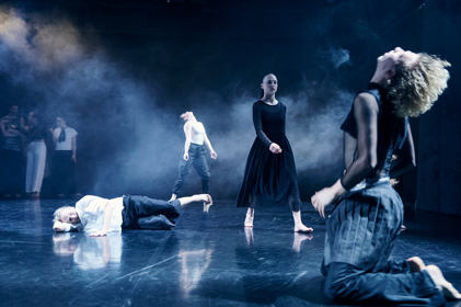 Studenti při představení