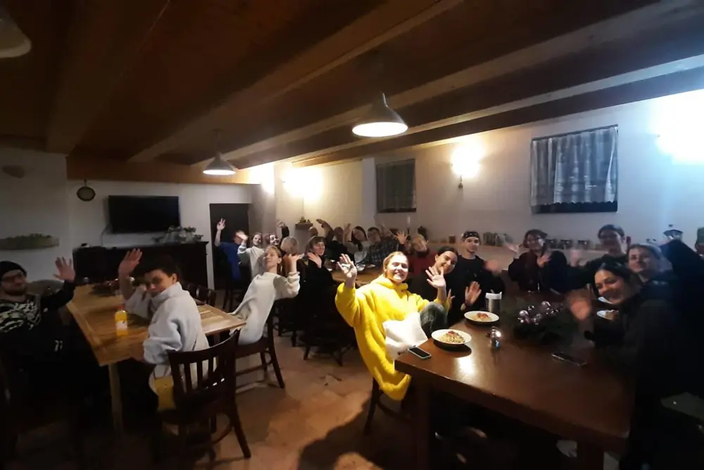 studenti na večeři