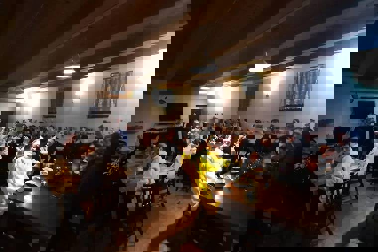 studenti na večeři