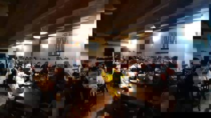 studenti na večeři