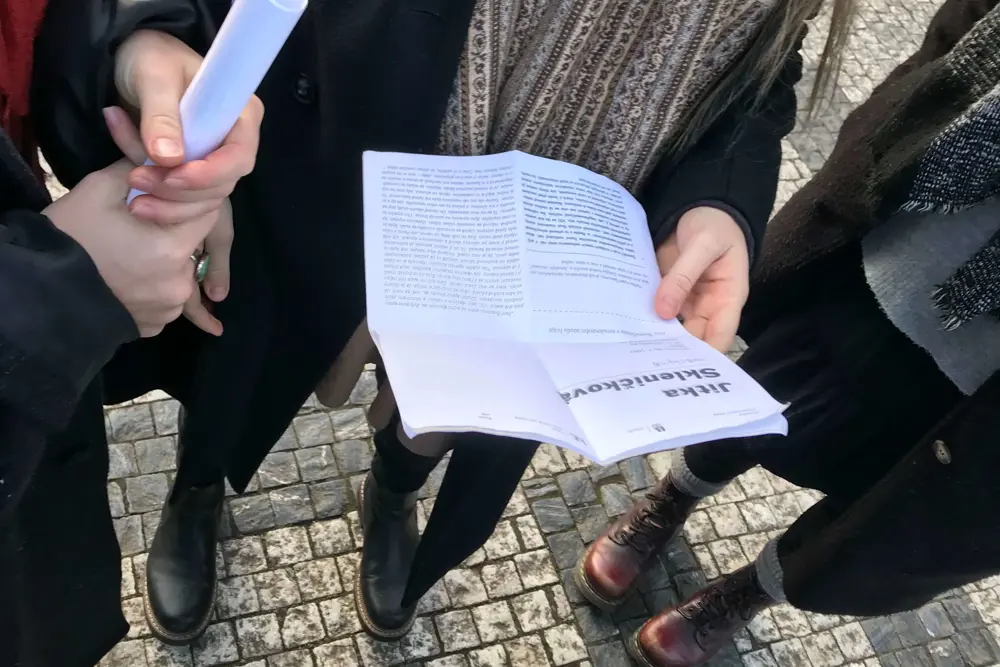 Studenti před Právnickou fakultou