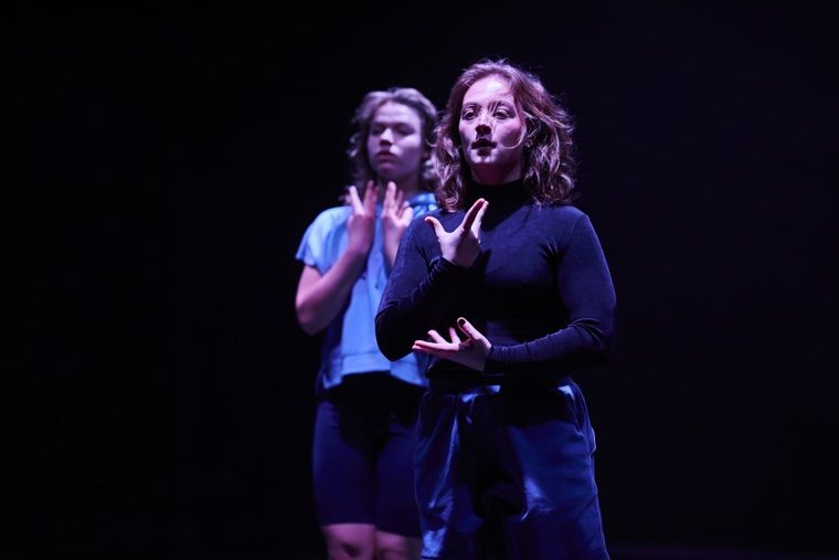 studenti tančí na představení