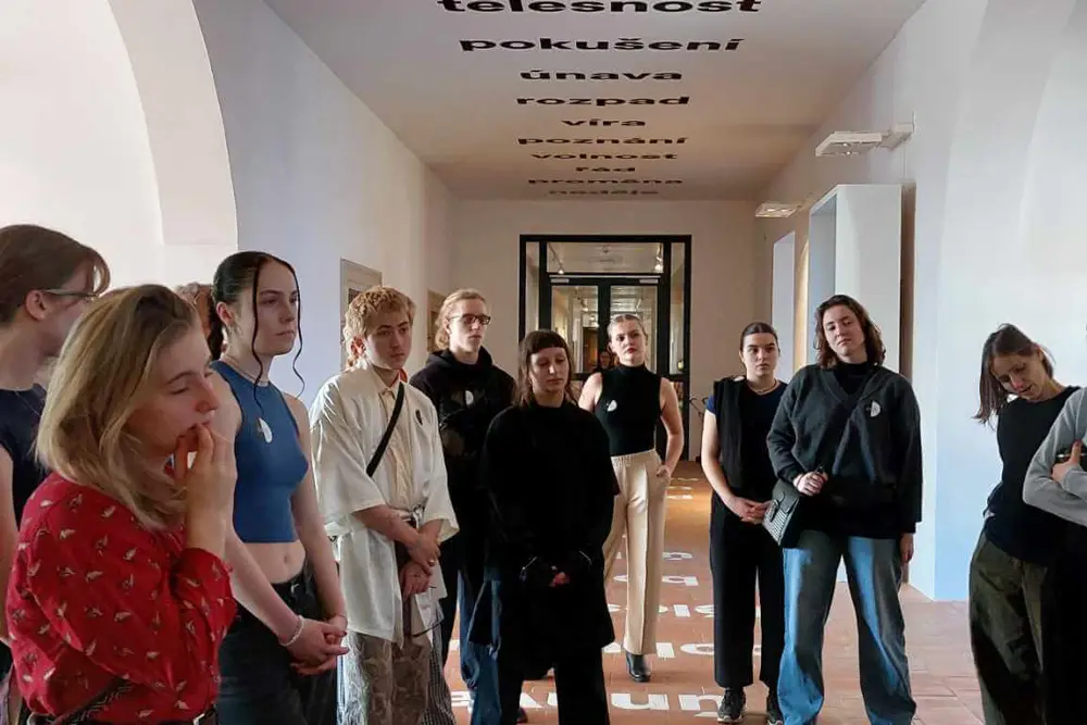 studenti na výstavě