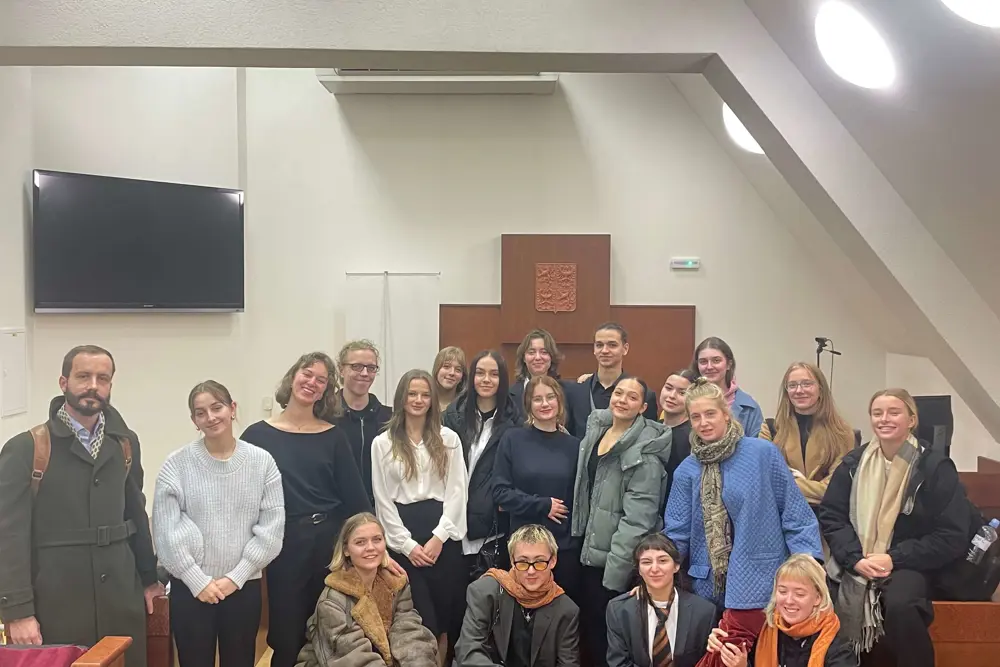 Studenti na simulovaném soudu