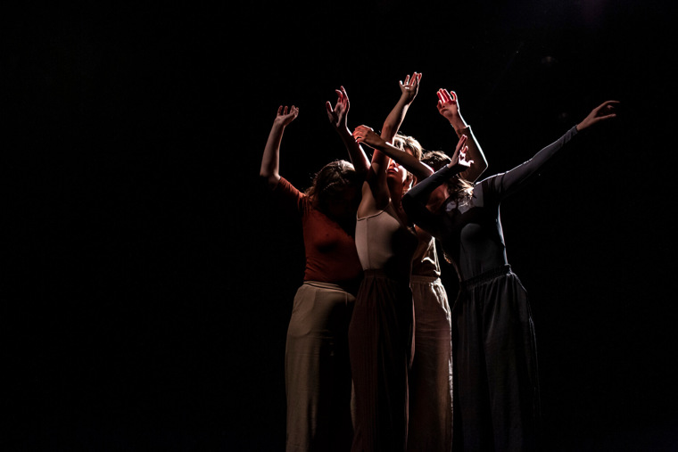 Čtyři tanečnice v kruhu