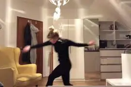 Studentka tančí v omezeném prostoru