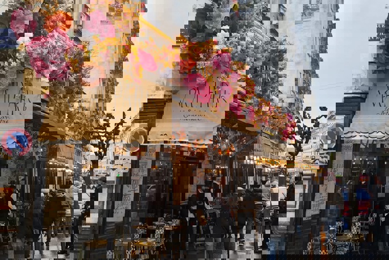 děvčata v Paříži