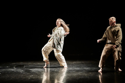 studenti na představení