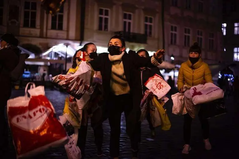 Tanečníci s igelitovými taškami na Staroměstském náměstí