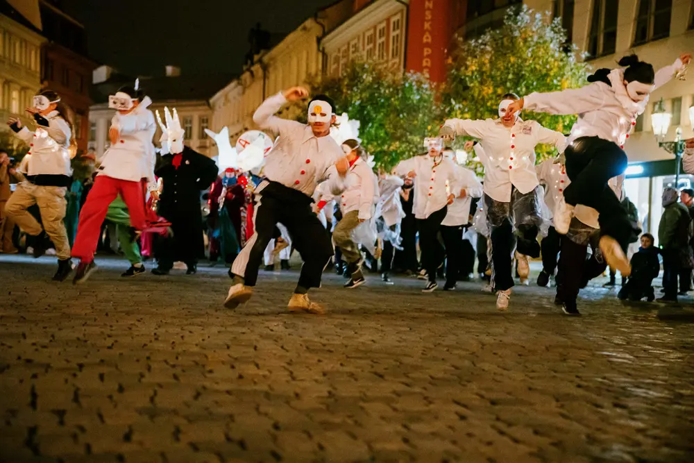 studenti v satirickém průvodu