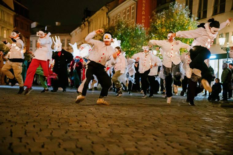studenti v satirickém průvodu