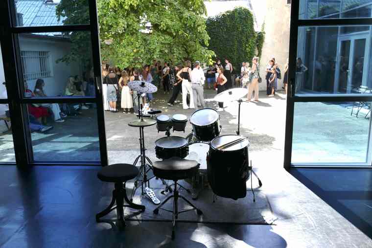 Slavnostní zahájení na dvorečku