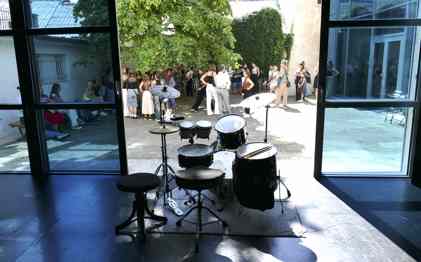 Slavnostní zahájení na dvorečku