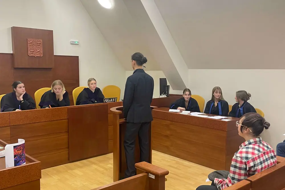 Studenti na simulovaném soudu
