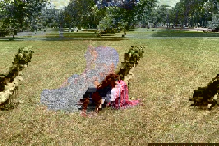 studenti tančí venku