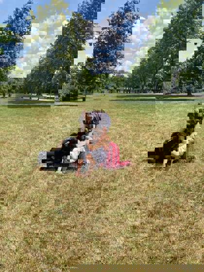 studenti tančí venku