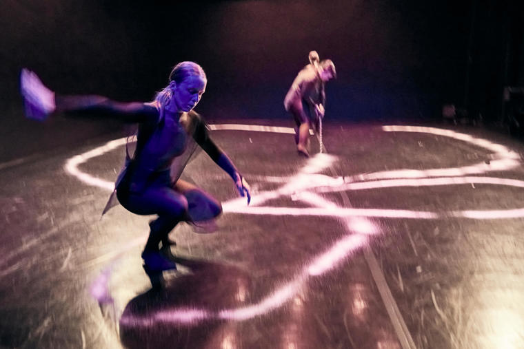 studenti na představení