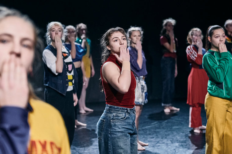 studenti při představení