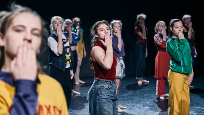 studenti při představení