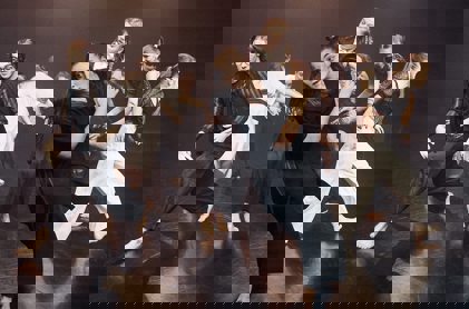 Studenti při představení