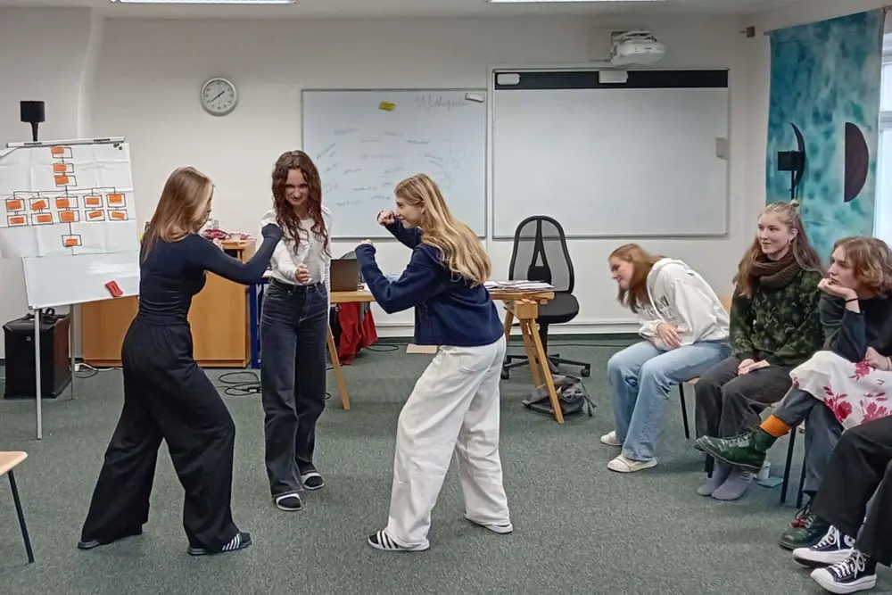 studenti na workshopu v učebně