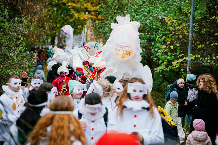 studenti v satirickém průvodu