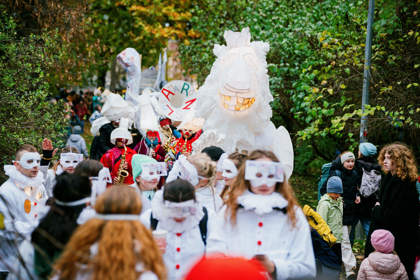 studenti v satirickém průvodu