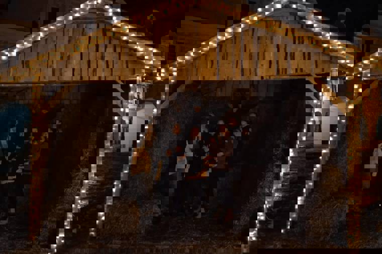 studenti na vánočních trzích v Telčí