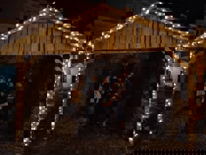 studenti na vánočních trzích v Telčí