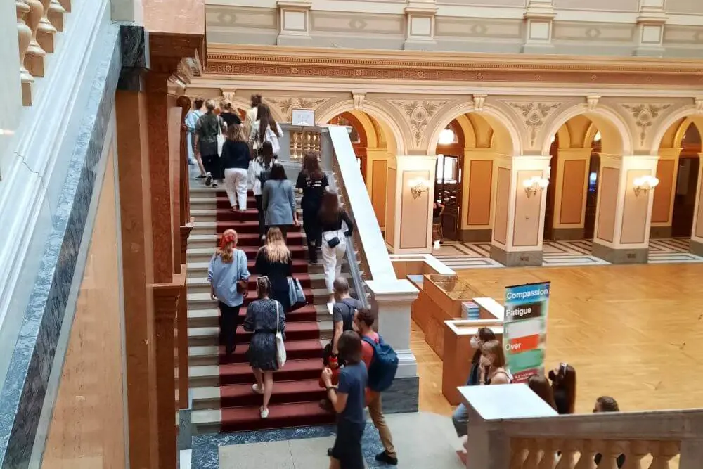 Studenti na schodech