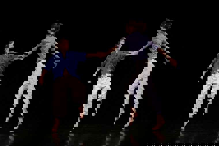 studenti tančí na představení