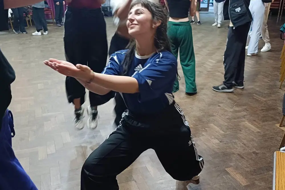 Studenti na tanečním večeru