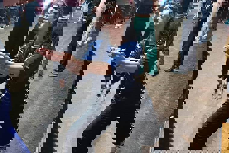 Studenti na tanečním večeru