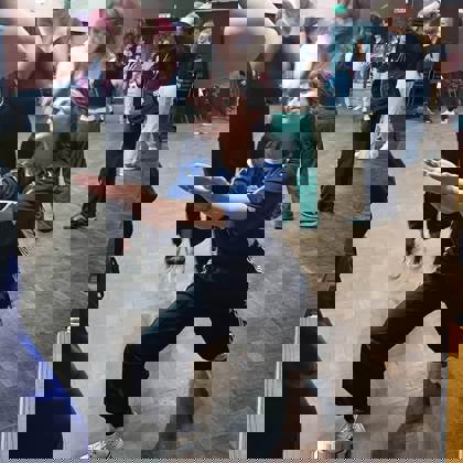 Studenti na tanečním večeru