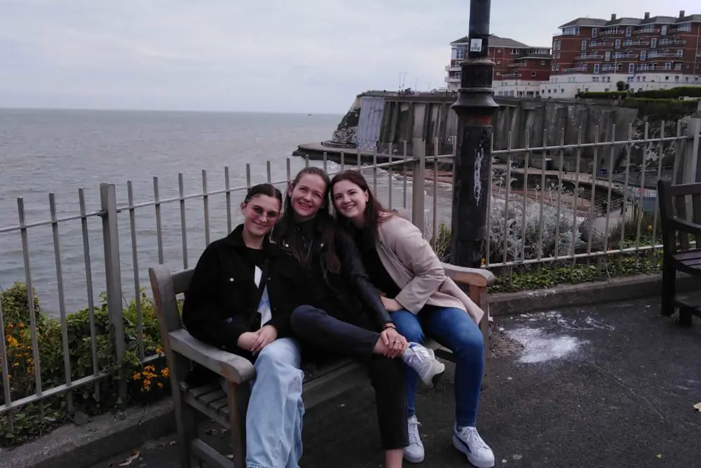 Studenti na procházce Broadstairs