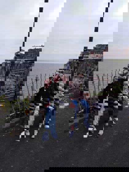 Studenti na procházce Broadstairs