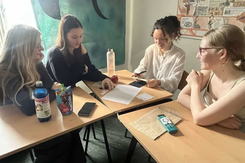 lektorky a studentky v učebně