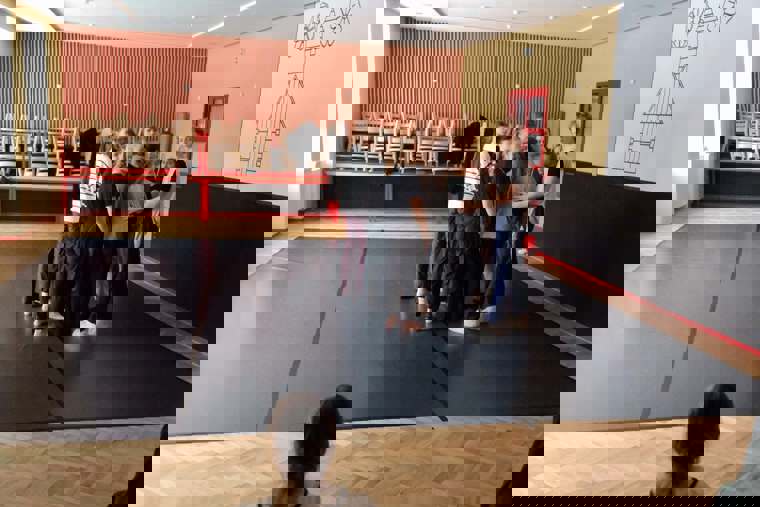 studenti na tanečním sále