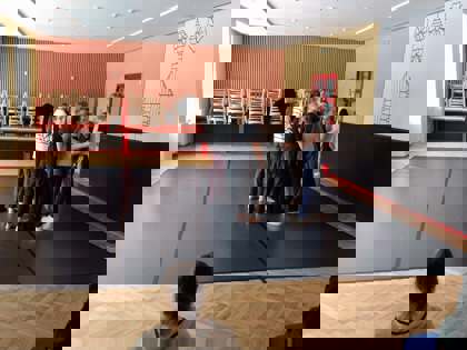 studenti na tanečním sále