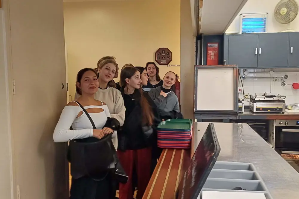 studenti čekají na oběd