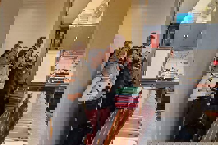 studenti čekají na oběd