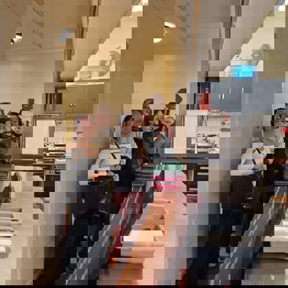 studenti čekají na oběd