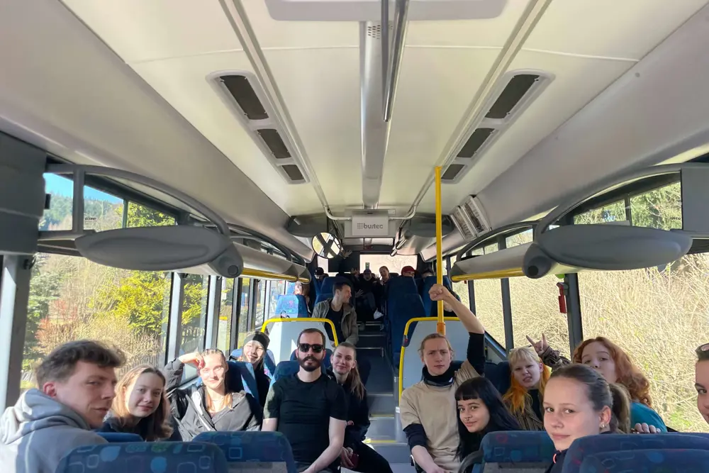 studenti v autobuse